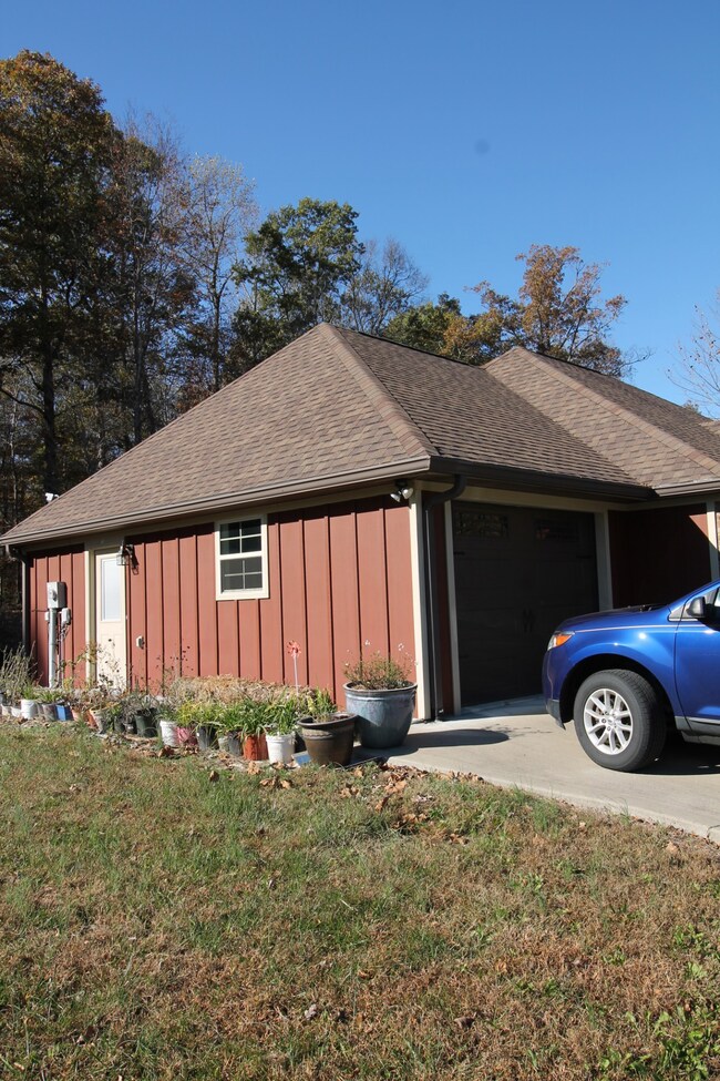 291 Sara Acres Dr, Tennessee Ridge, TN 37178 - photo 6