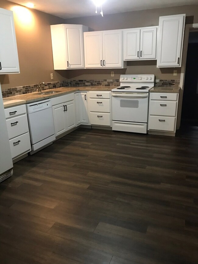 409 E Taylor St, Bloomington, IL 61701 - photo 7