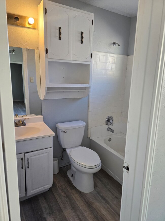 Updated Bathroom (Oct. 2015) New Toilets & Fixtures, Fresh Paint. Tub/Shower Combo