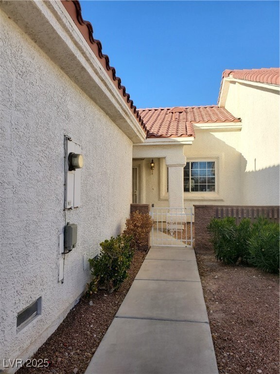 Entry from street to hoome