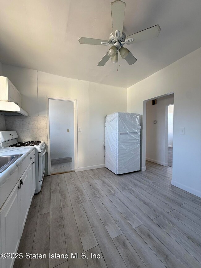 243 Jewett Ave unit 1, Staten Island, NY 10302 - photo 3