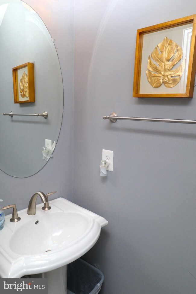 6927 Stoddert Ln, Hyattsville, MD 20785 - photo 6