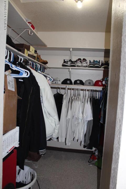 WALK-IN CLOSET