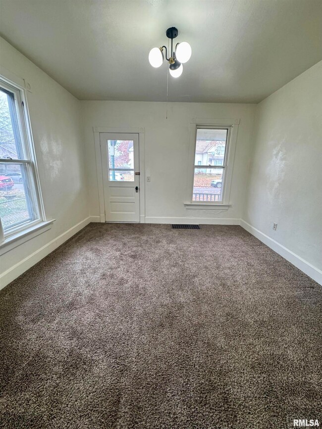 2325 Mckinley Ave, Davenport, IA 52802 - photo 2