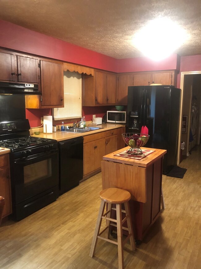 111 N Edgewood Dr, Hopkinsville, KY 42240 - photo 2