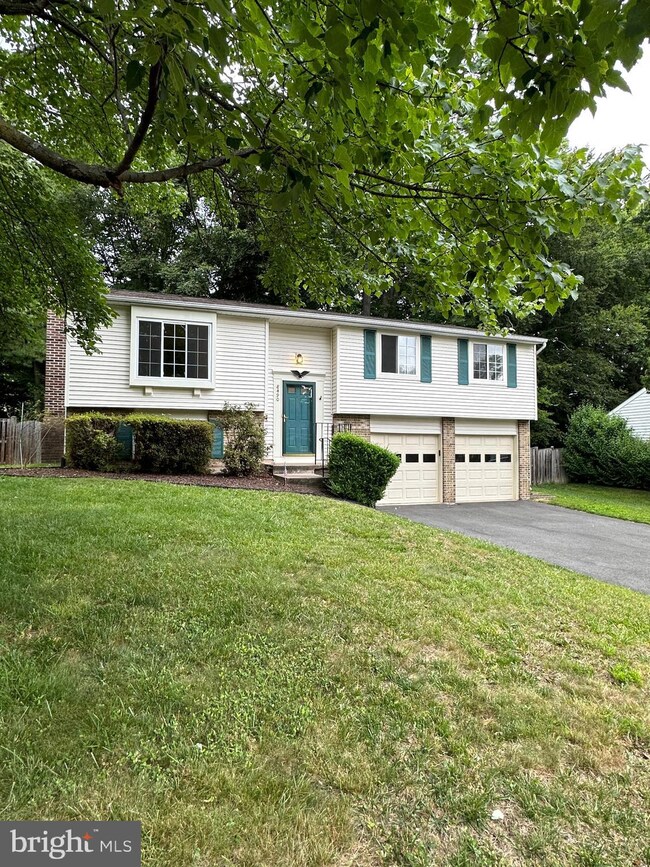 8490 Falling Leaf Rd, Springfield, VA 22153 - photo 2