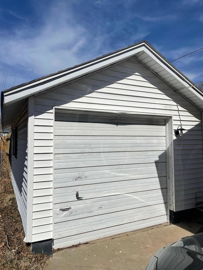 719 W Webstr garage