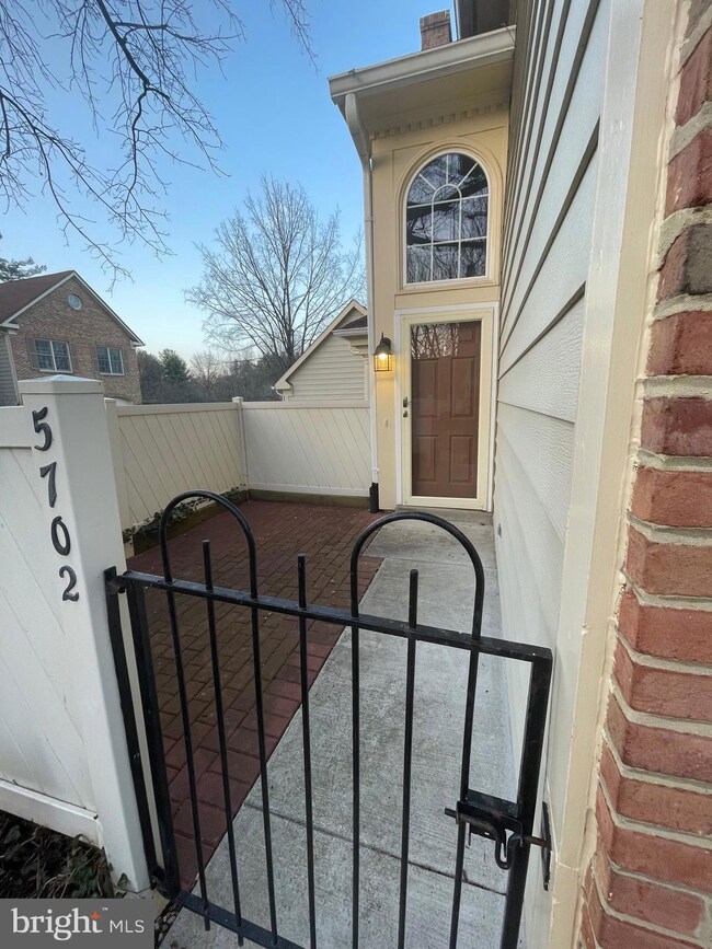5702 Mayfair Manor Dr, Rockville, MD 20852 - photo 2