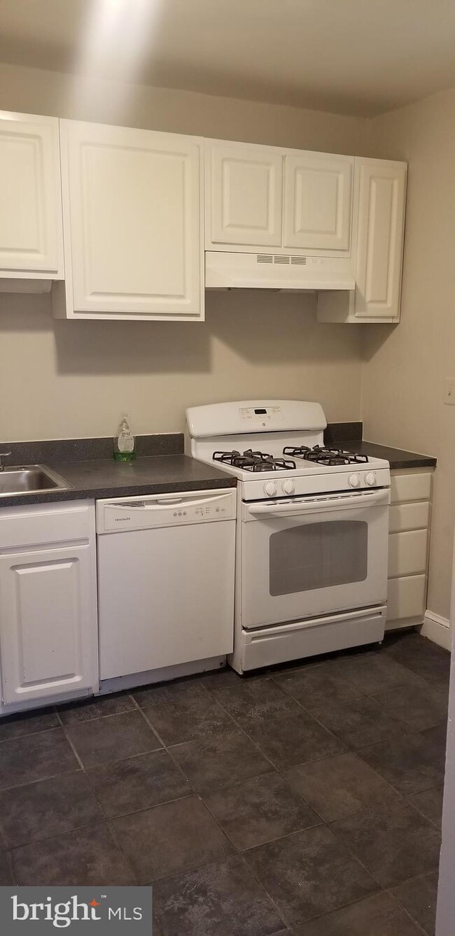 2820 R St SE unit 1, Washington, DC 20020 - photo 3