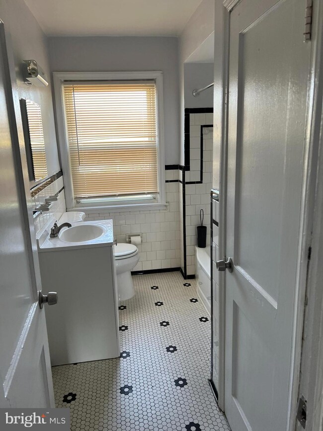 1401 Stonewood Rd, Baltimore, MD 21239 - photo 4