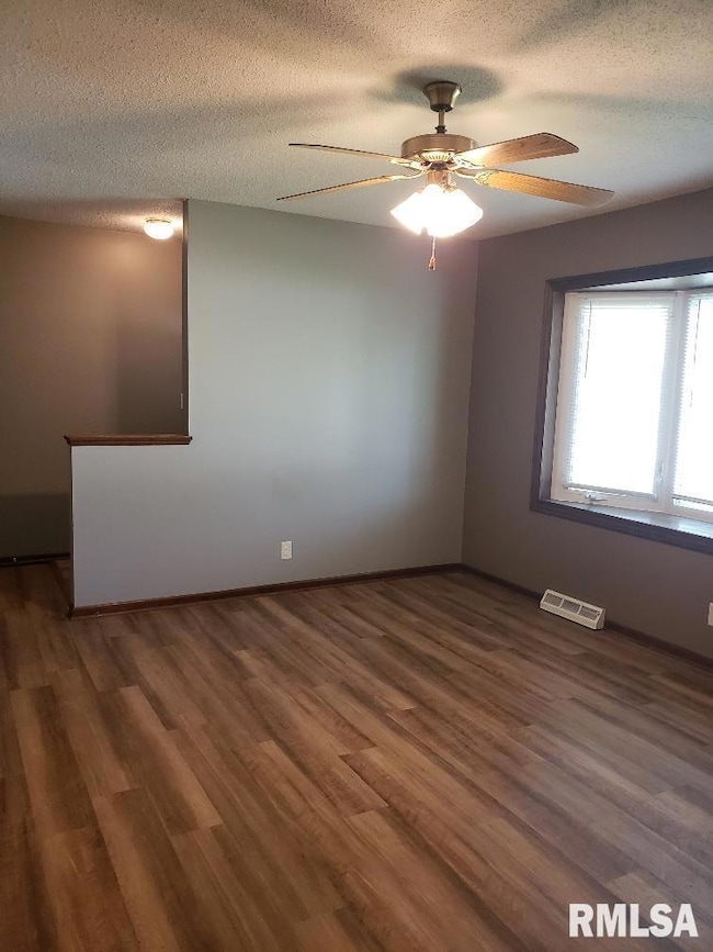 4811 Candlelight Dr, Davenport, IA 52806 - photo 3