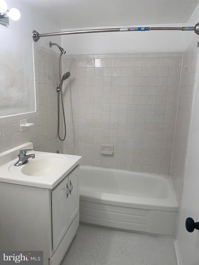 7527 Spring Lake Dr unit 7527-C, Bethesda, MD 20817 - photo 4