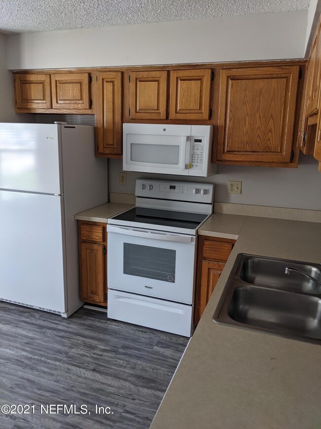 4533 Melissa Ct W, Jacksonville, FL 32210 - photo 2