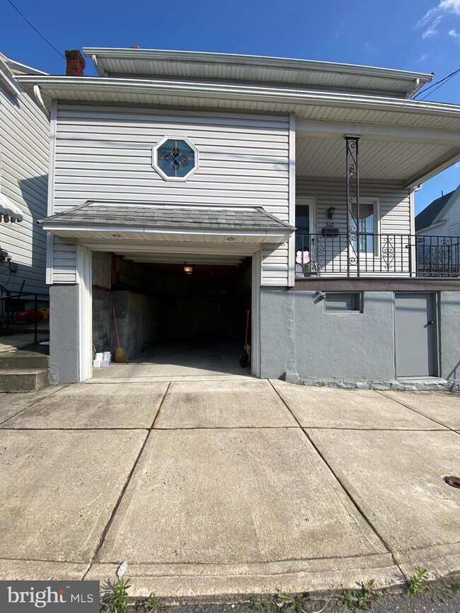 310 W Bertsch St, Lansford, PA 18232 - photo 2