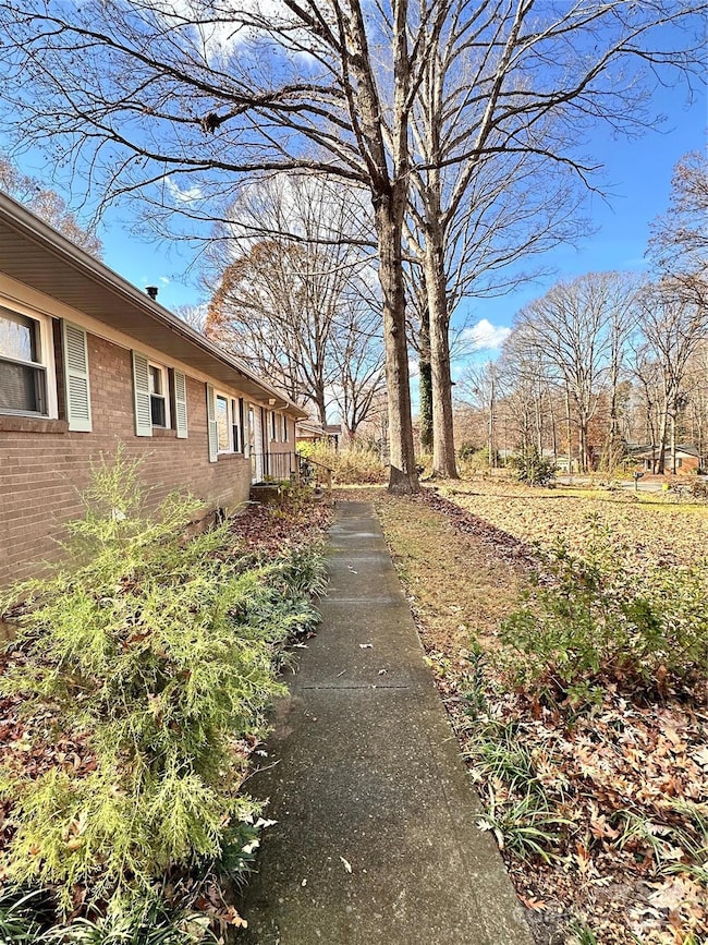 117 Robinson Ave, Matthews, NC 28104 - photo 2
