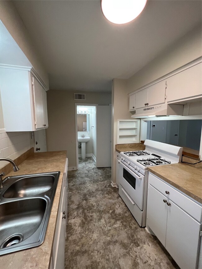 2400 5th St unit 16, Bay City, TX 77414 - photo 4