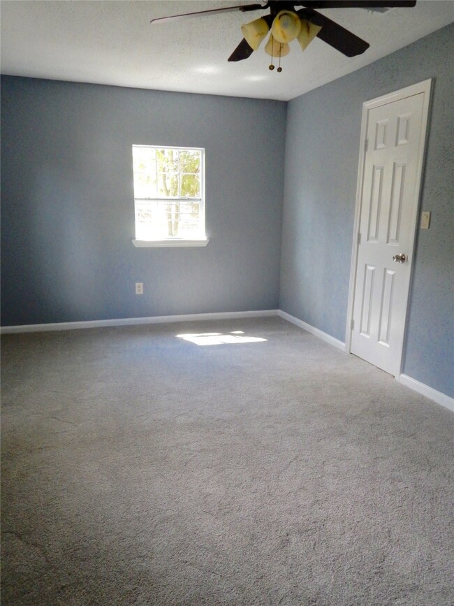 6902 Helmers St, Houston, TX 77022 - photo 7