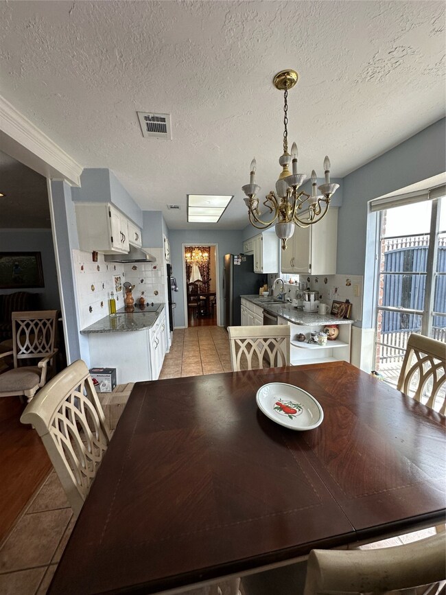 Kitchen & Breakfast Area