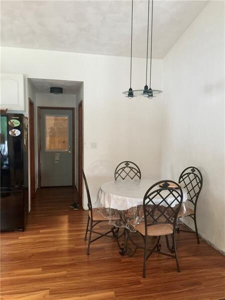KITCHEN DINING SPACE WITH MODERN LIGHTING, ACCESS 
