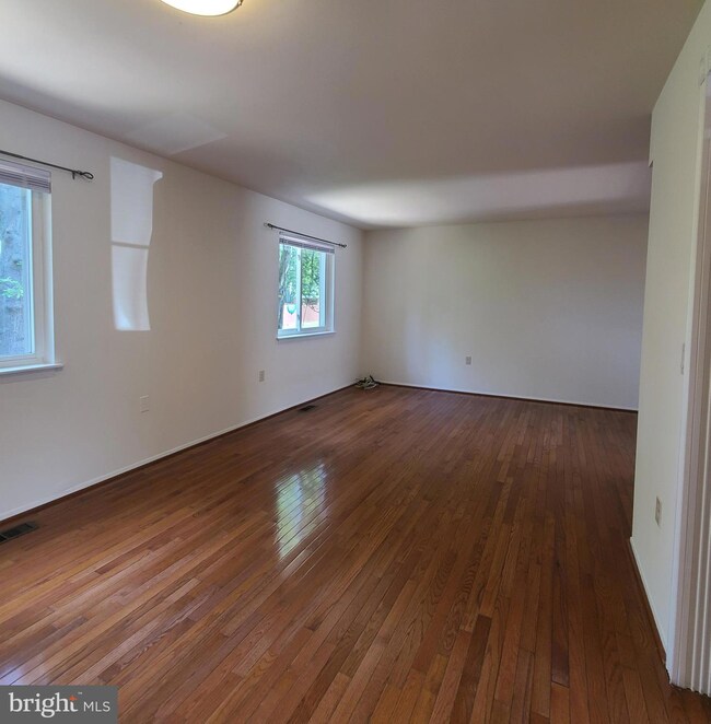 9673 Lindenbrook St, Fairfax, VA 22031 - photo 7
