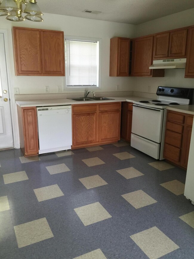 245 Lakewood Dr, Jacksonville, NC 28546 - photo 3