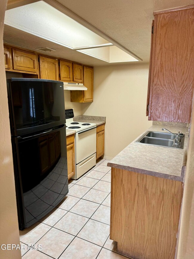 10421 Ashwood Dr unit B, El Paso, TX 79935 - photo 4