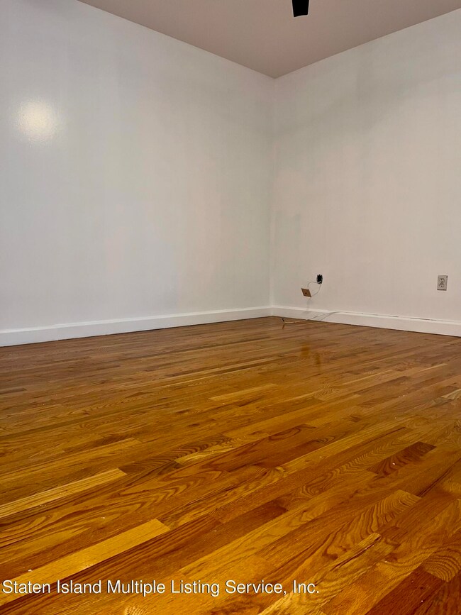 210 Wellington Ct, Staten Island, NY 10314 - photo 4