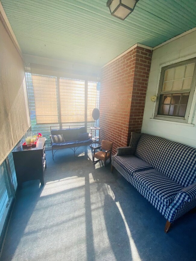 Another view of sunporch 