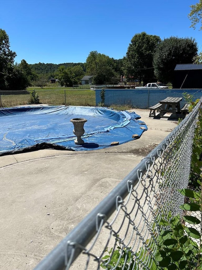 Swimming pool Fenced all around