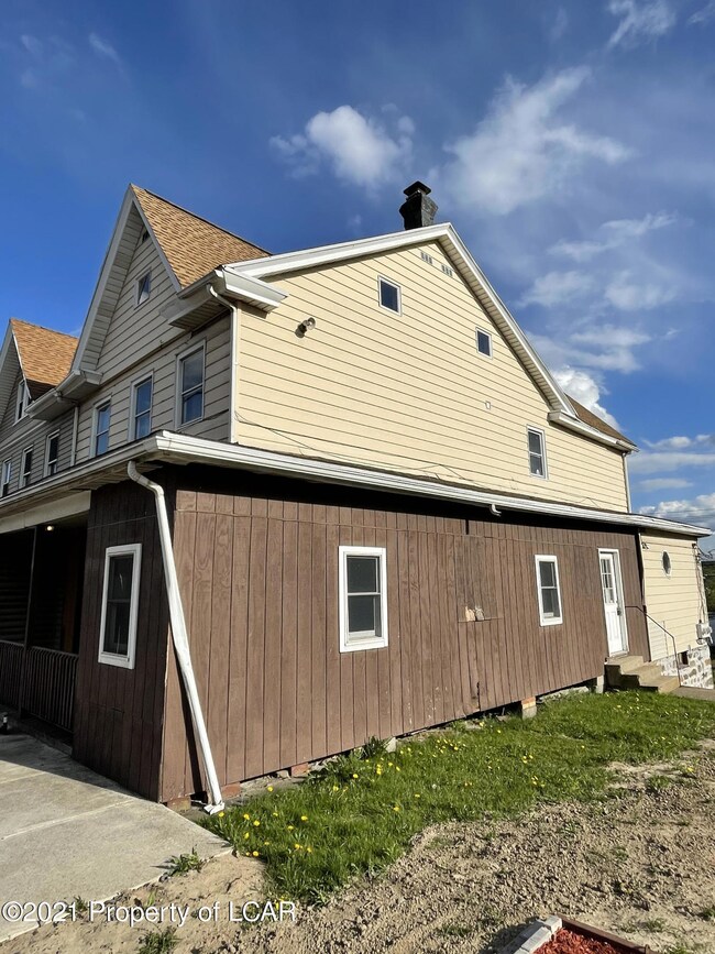 466 W Broad St, Hazleton, PA 18201 - photo 4