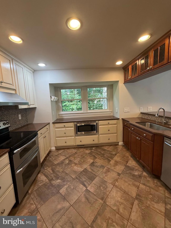 11973 Holly View Dr, Woodbridge, VA 22192 - photo 7