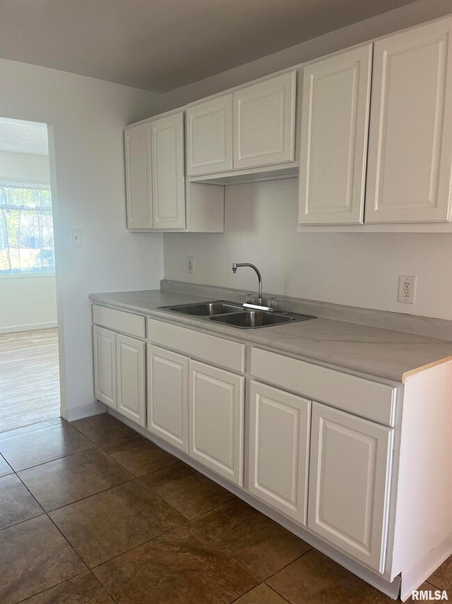 7308 N Pine St, Davenport, IA 52806 - photo 4