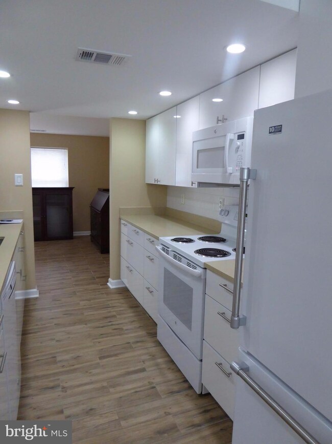 8293 Bark Tree Ct, Springfield, VA 22153 - photo 3