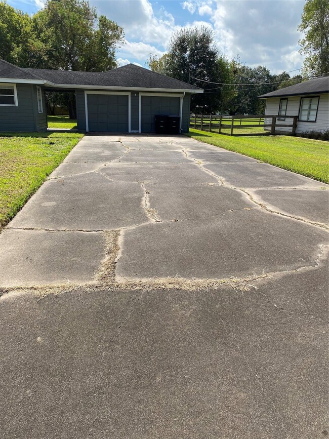 2315 W Dumble St, Alvin, TX 77511 - photo 3