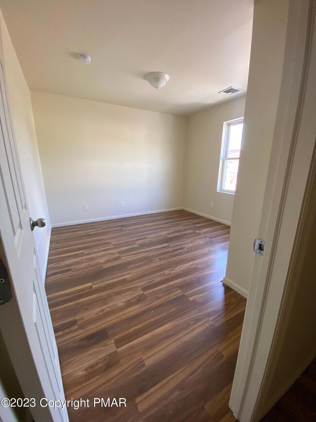 12 N 4th St, Stroudsburg, PA 18360 - photo 5