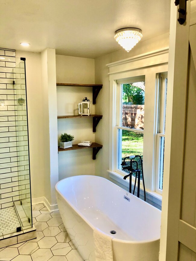 204 S Edison St, Fredericksburg, TX 78624 - photo 5