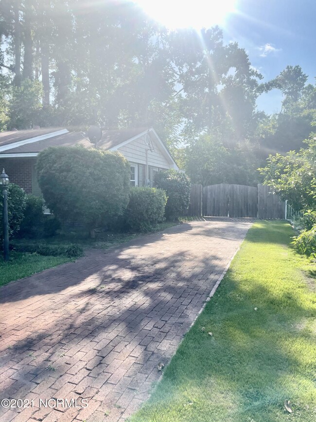 807 Vernon Dr, Jacksonville, NC 28540 - photo 2