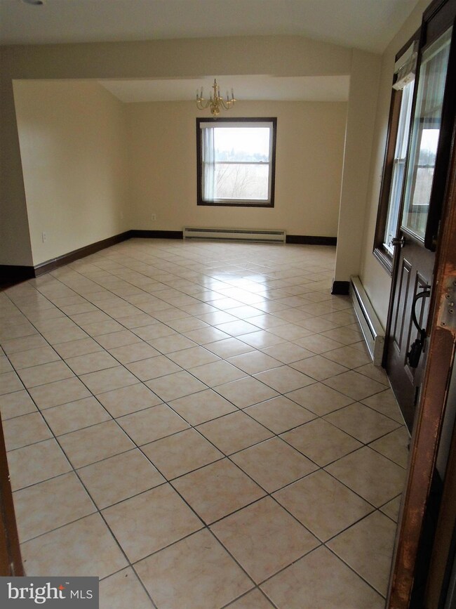 2230 N Apple St, Whitehall, PA 18052 - photo 4