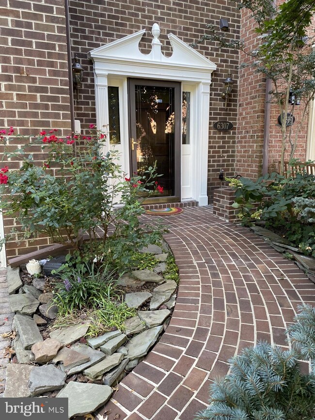 6307 Chaucer View Cir, Alexandria, VA 22304 - photo 2