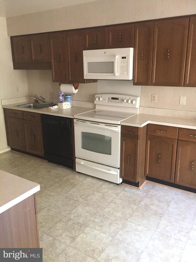 6196 Vine Forest Ct, Falls Church, VA 22044 - photo 3