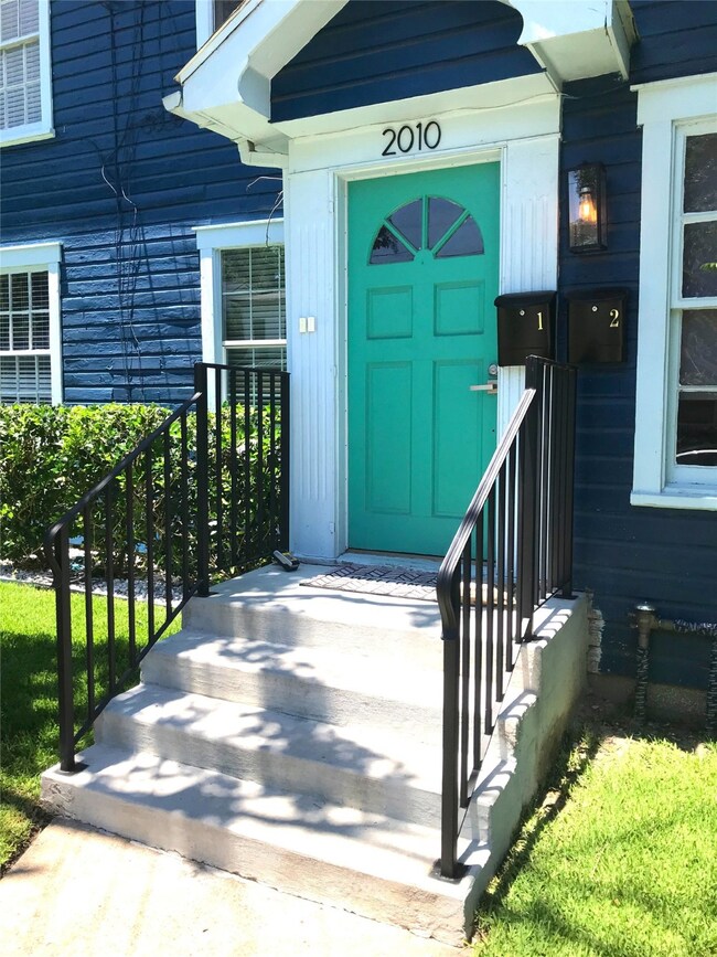 2010 Elmen St unit 1, Houston, TX 77019 - photo 2