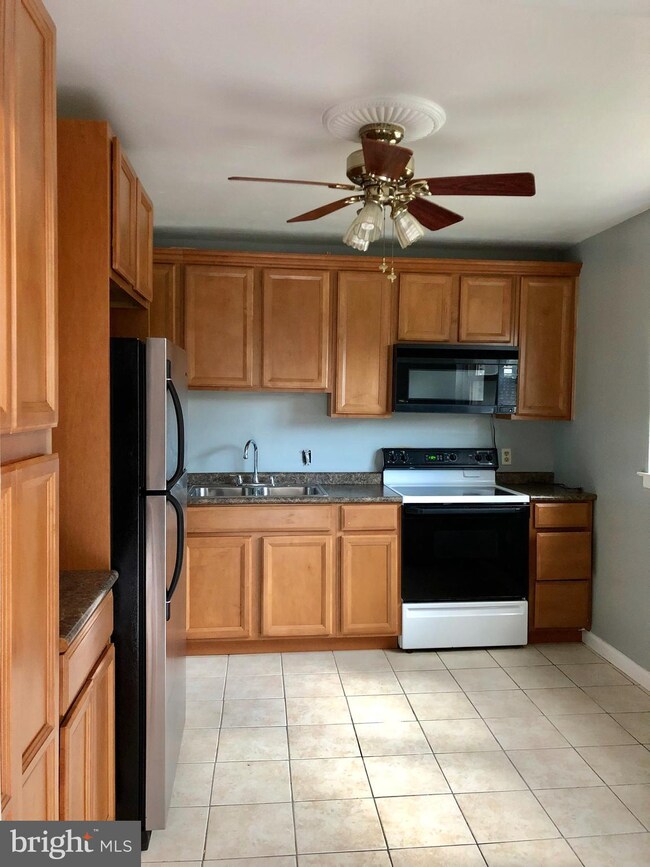 822 Beaver Ln, Reading, PA 19606 - photo 5