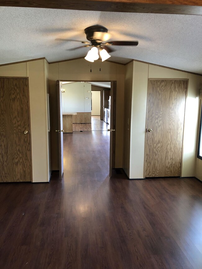 104 E Logan St, Longview, IL 61852 - photo 3