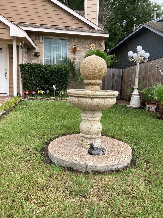 Fountain & lights  stay with the house