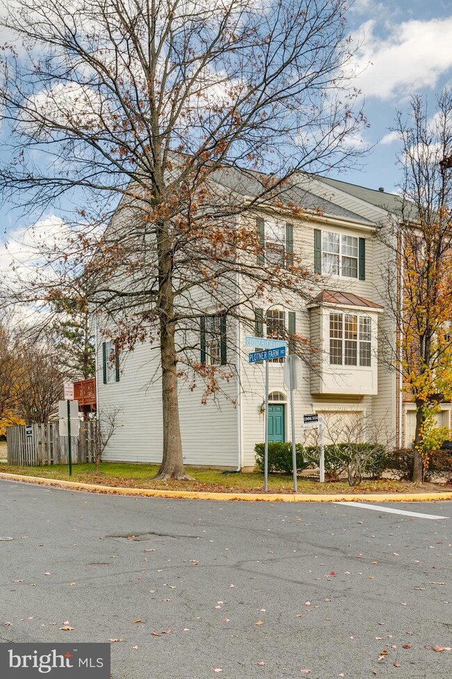 2466 Clover Field Cir, Herndon, VA 20171 - photo 4