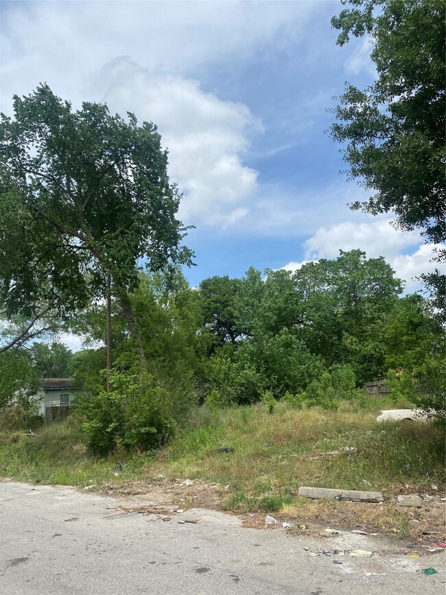 8402 Prairie View Dr, Houston, TX 77088 - photo 2