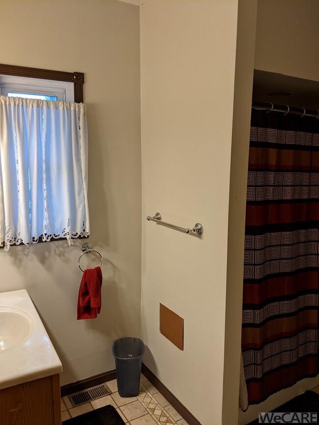 427 Edwards St, Ada, OH 45810 - photo 5