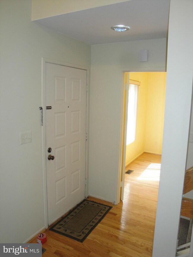 9326 Sparrow Valley Dr, Montgomery Village, MD 20886 - photo 2