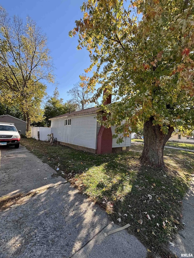 1516 S Westmoreland Ave, Peoria, IL 61605 - photo 3