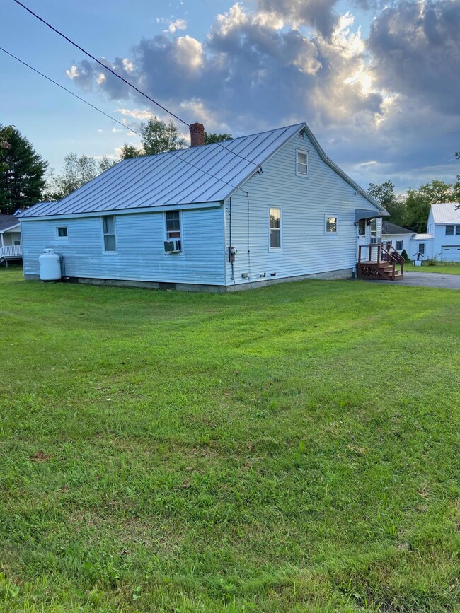 21 Pooler Ave, Skowhegan, ME 04976 - photo 4